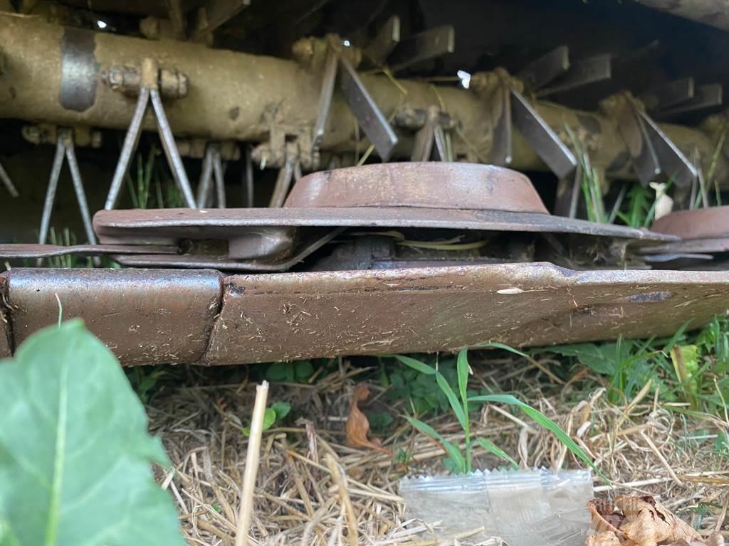 John Deere 131 装载牵引式割草机