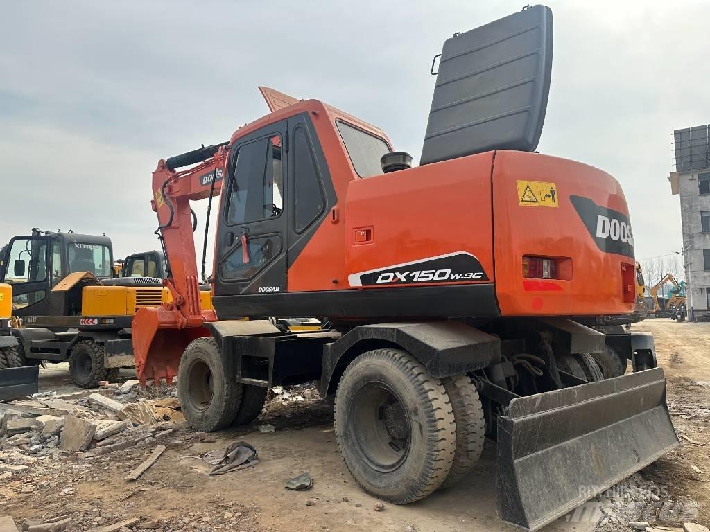 Doosan 150 轮式挖掘机