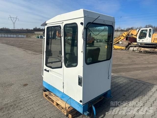Fuchs MHL 330 驾驶室与内部