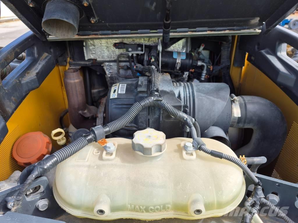 John Deere 320 滑移装载机