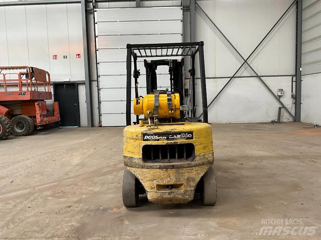 Doosan G 25 P-3 天然气叉车