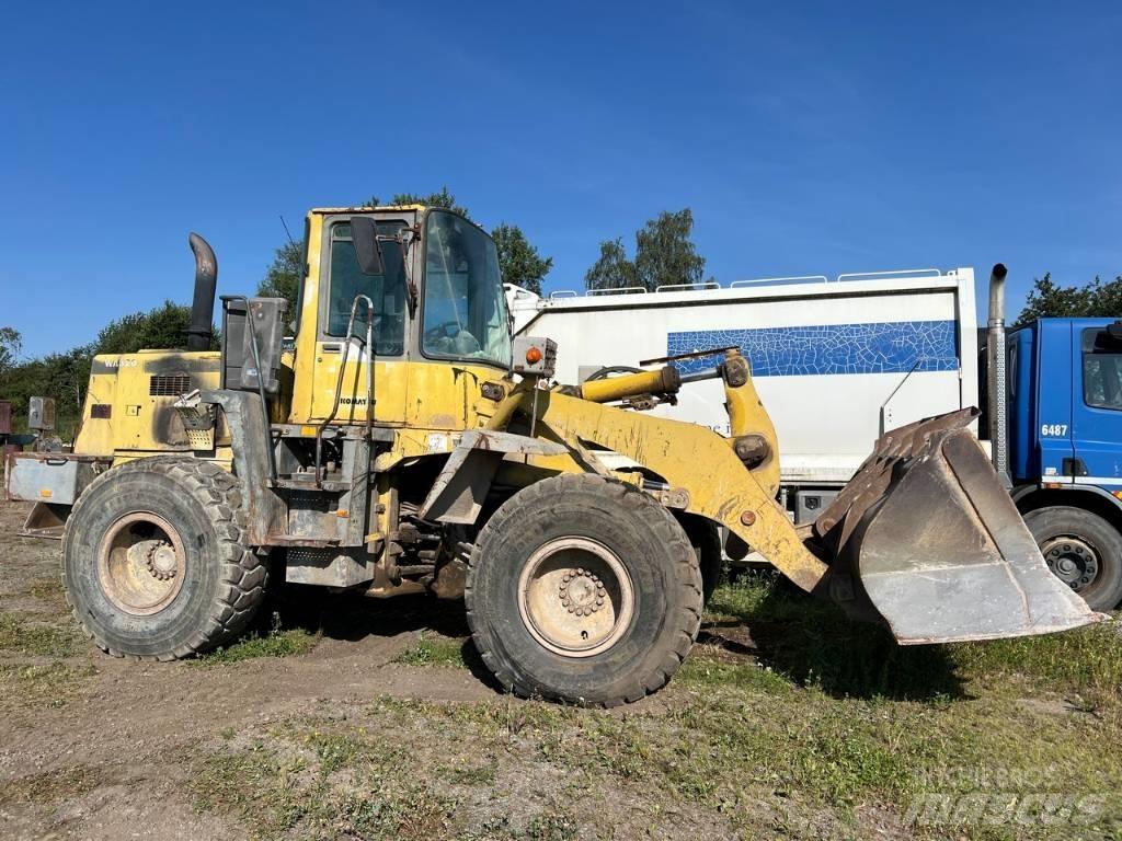 Komatsu WA 320 轮式装载机