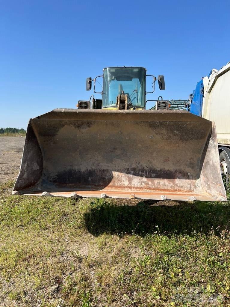 Komatsu WA 320 轮式装载机