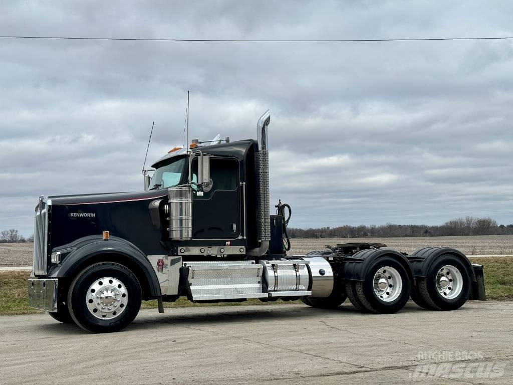 Kenworth W900 牵引车