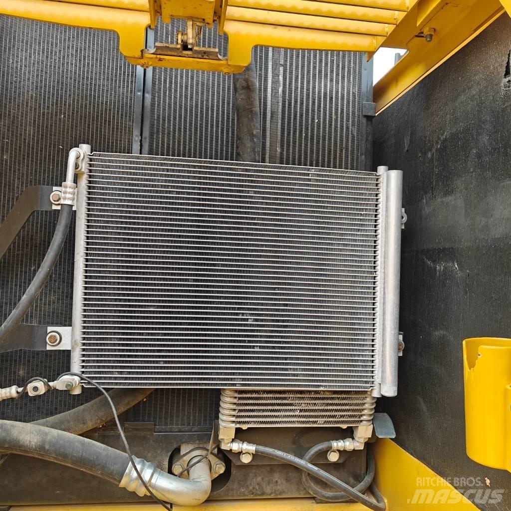 Komatsu 220-8 履带挖掘机