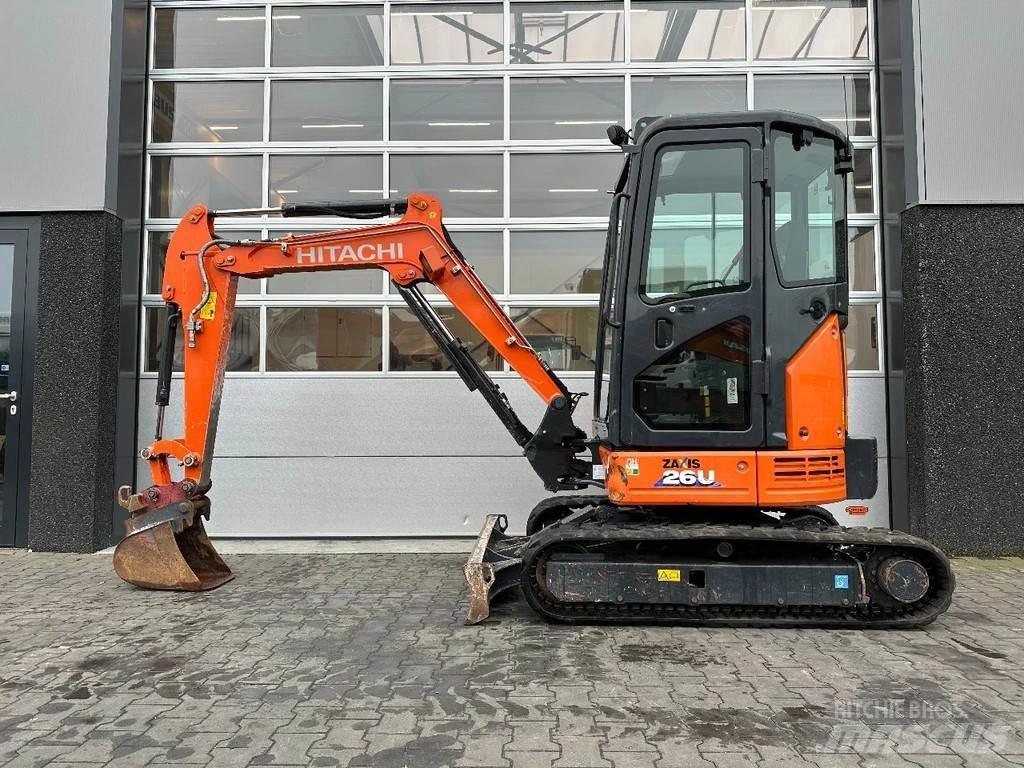 Hitachi ZX26U-6 CR 小型挖掘机