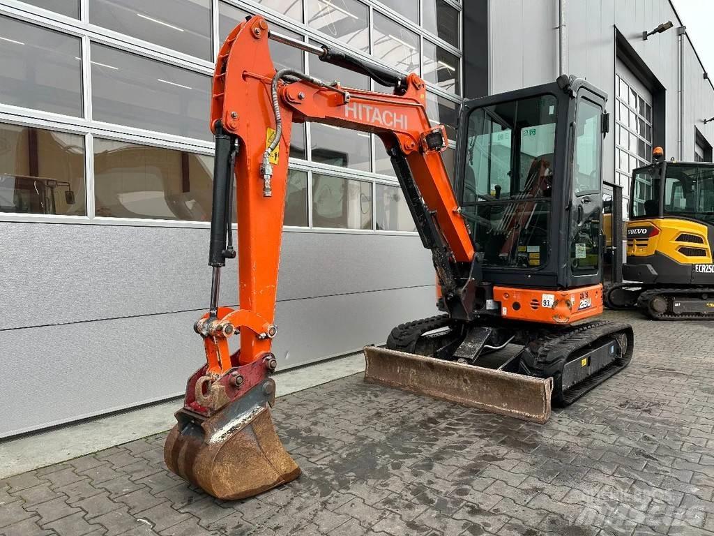 Hitachi ZX26U-6 CR 小型挖掘机