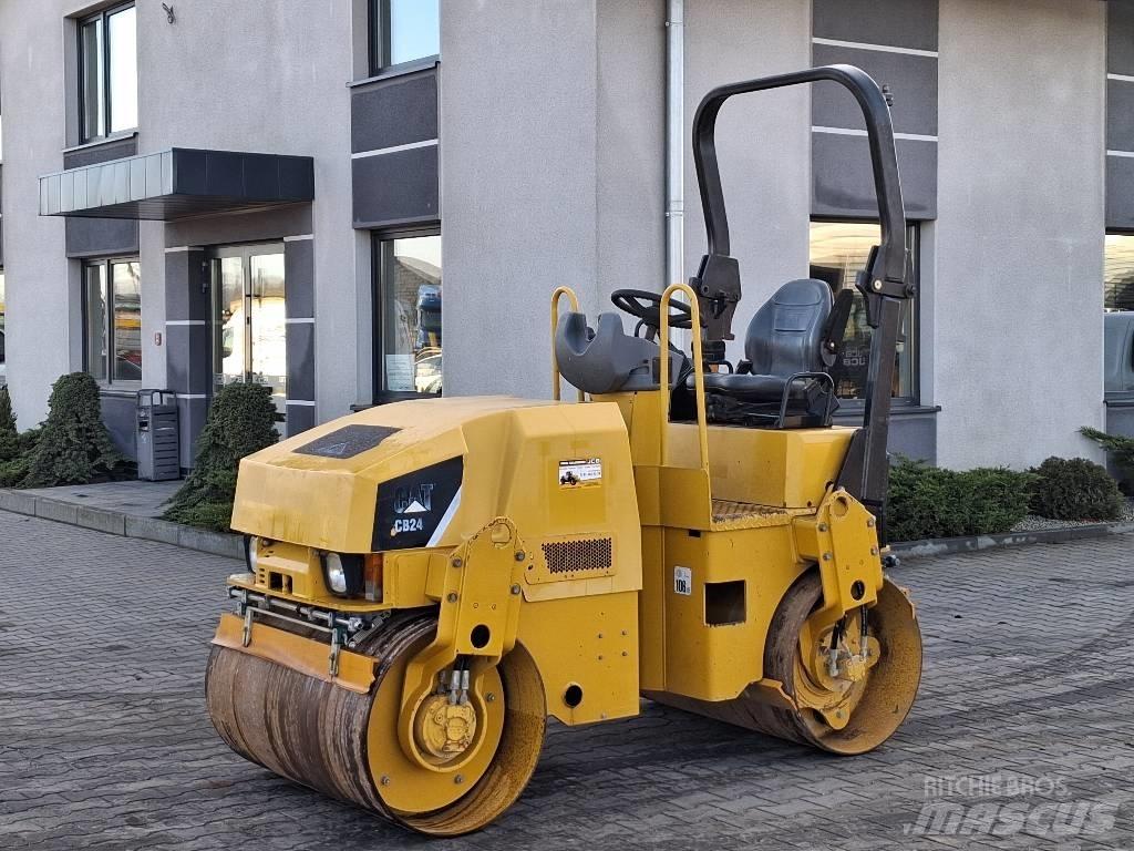 CAT CB 24 双轮压路机
