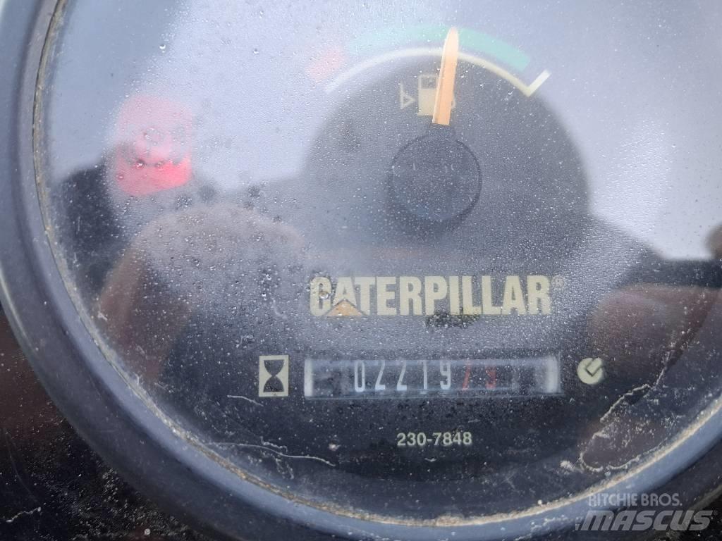 CAT CB 24 双轮压路机