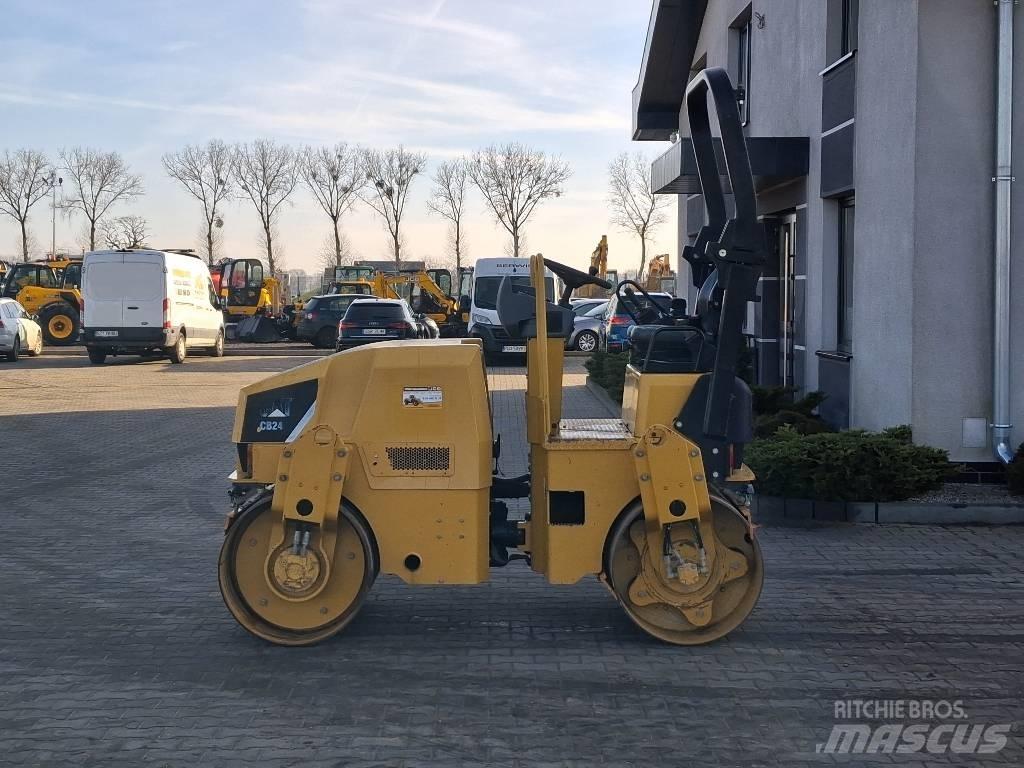 CAT CB 24 双轮压路机