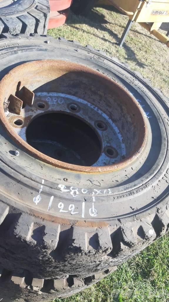 Clark 8 T 轮胎、车轮和轮圈
