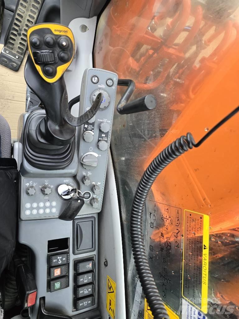 Hitachi ZX 220W-5 轮式挖掘机
