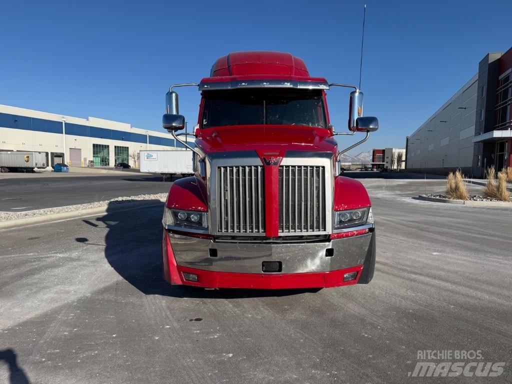 Western Star 5700 XE 牵引车