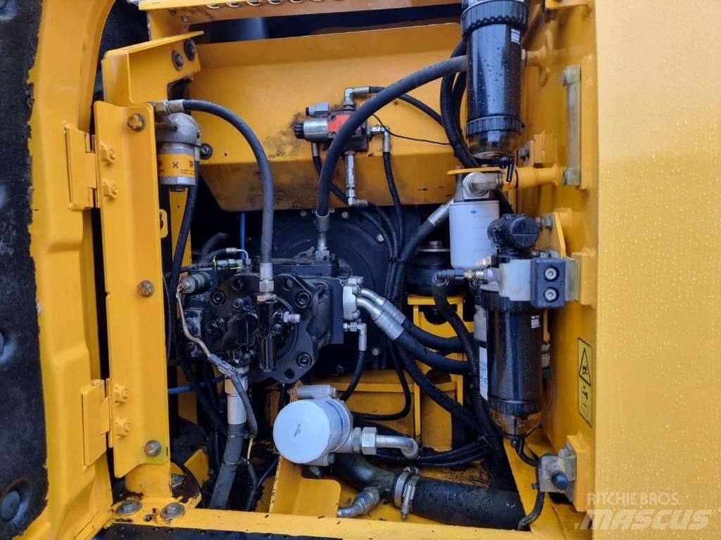 JCB JS 130 LC 履带挖掘机