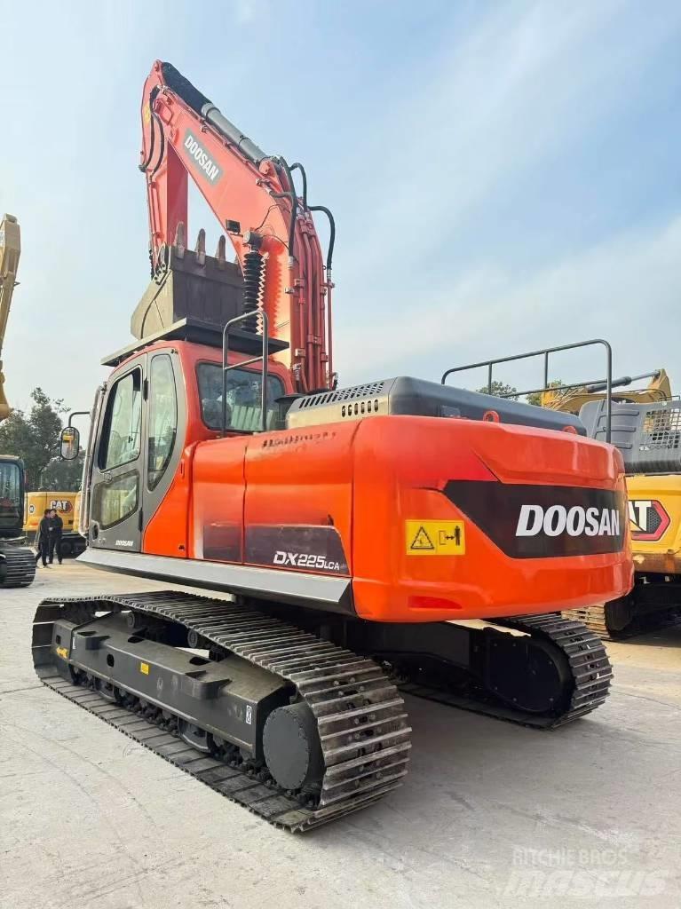 Doosan DX 225 LCA 中型挖掘机