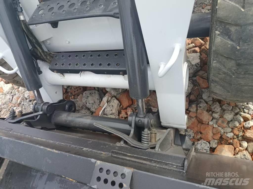 Bobcat S 220 滑移装载机
