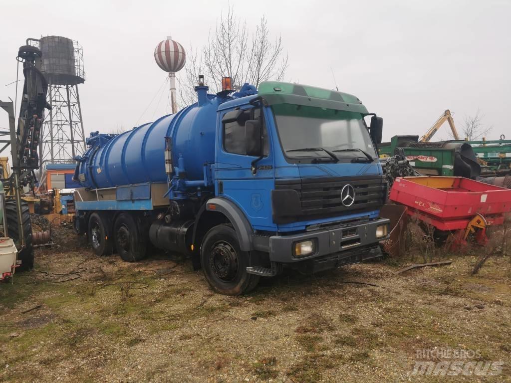 Mercedes-Benz 2426 组合/真空油槽车