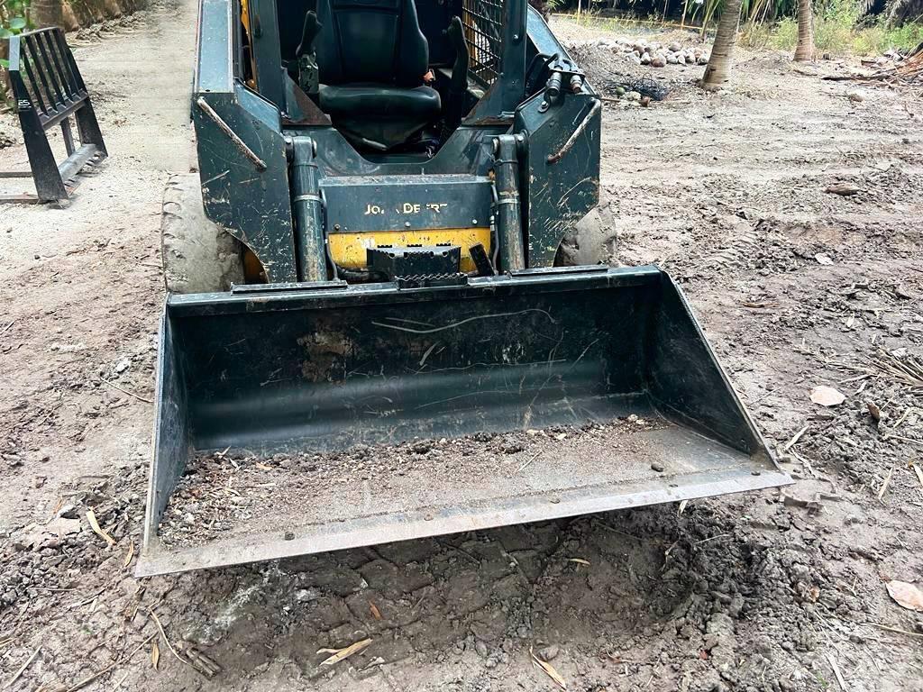 John Deere 312 滑移装载机
