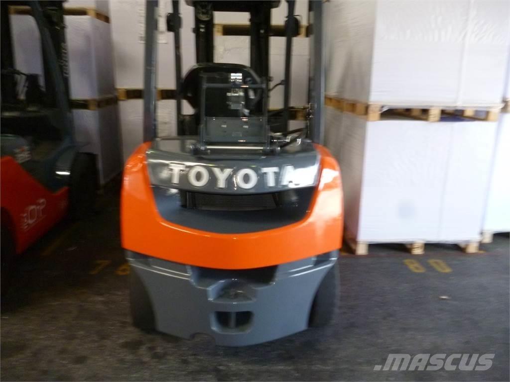 Toyota 02-8FGF25 天然气叉车