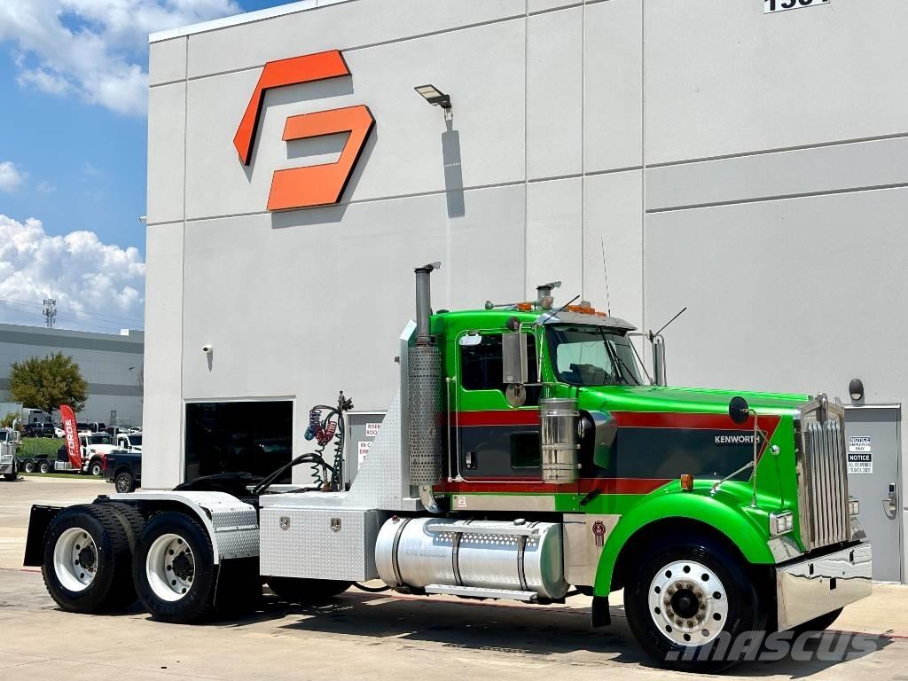 Kenworth W 900 牵引车