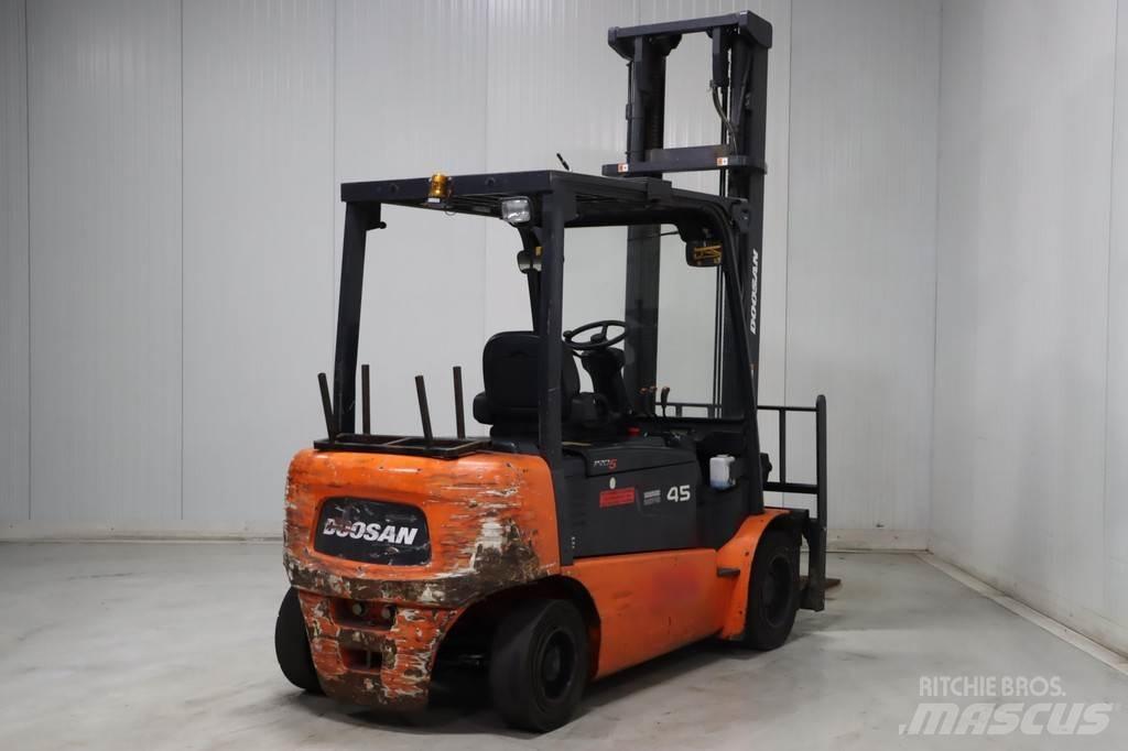 Doosan B45X-5 电动叉车