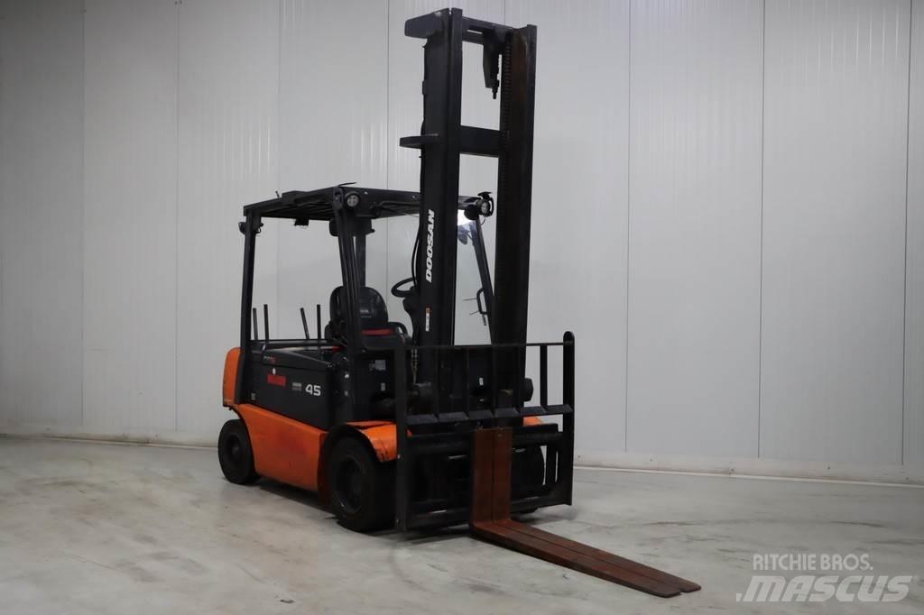 Doosan B45X-5 电动叉车