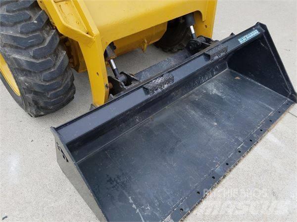 CAT 272 D 滑移装载机