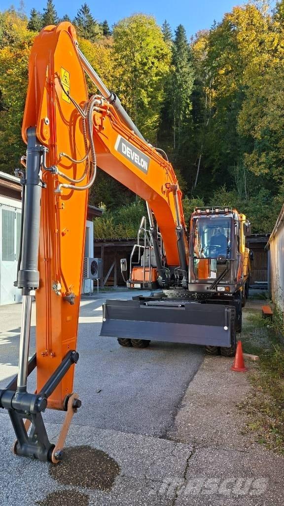 Develon DX 210 W-7 轮式挖掘机