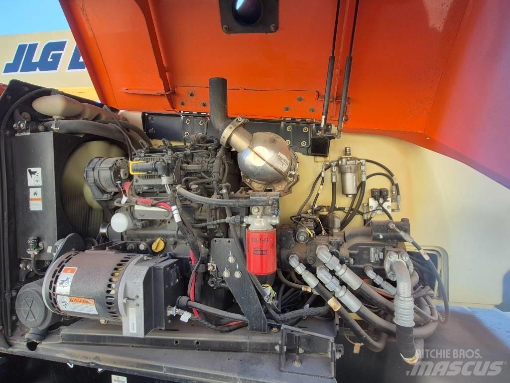 JLG 800 AJ 曲臂高空工作平台