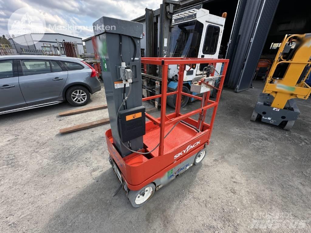 SkyJack SJ 12 客货电梯