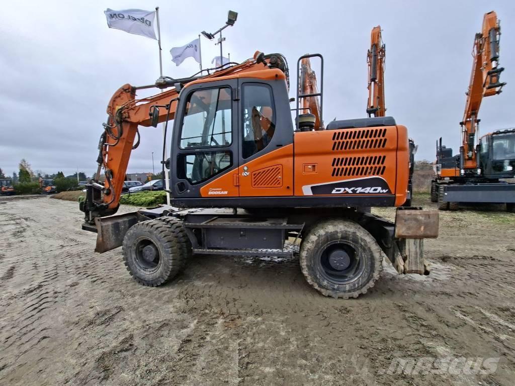 Doosan DX140W-5 轮式挖掘机