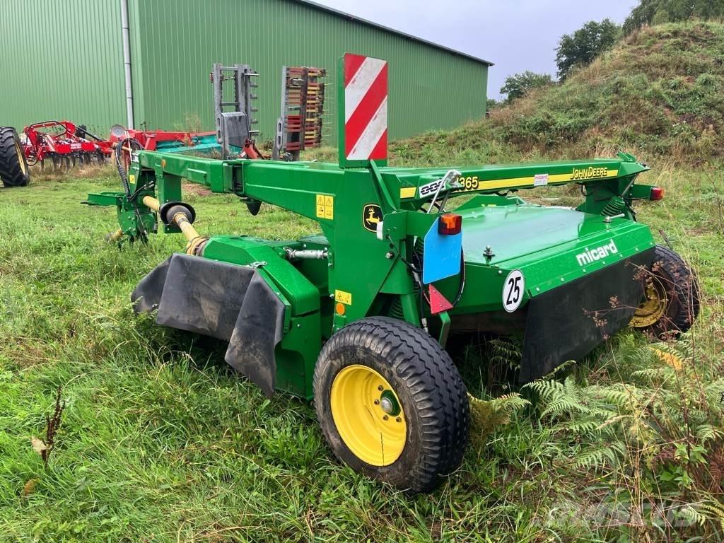 John Deere 1365 装载牵引式割草机