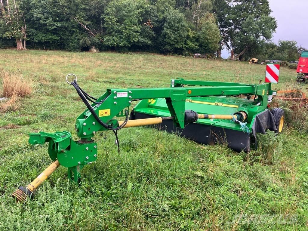 John Deere 1365 装载牵引式割草机
