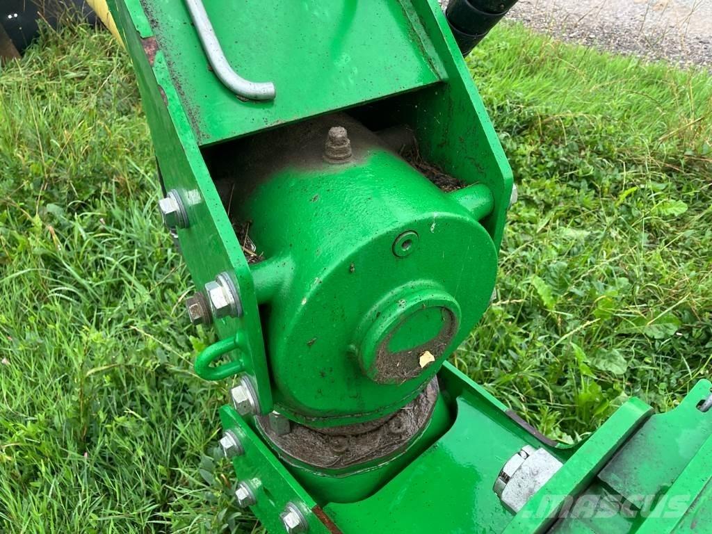 John Deere 1365 装载牵引式割草机