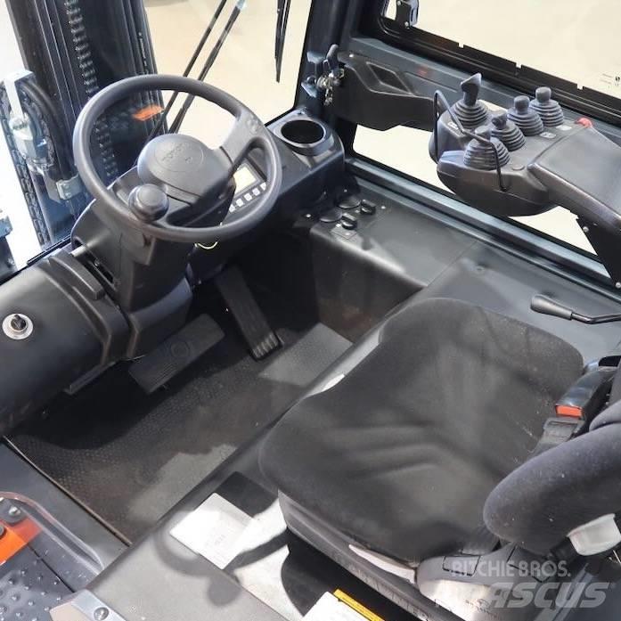 Toyota 8FBMT30 电动叉车
