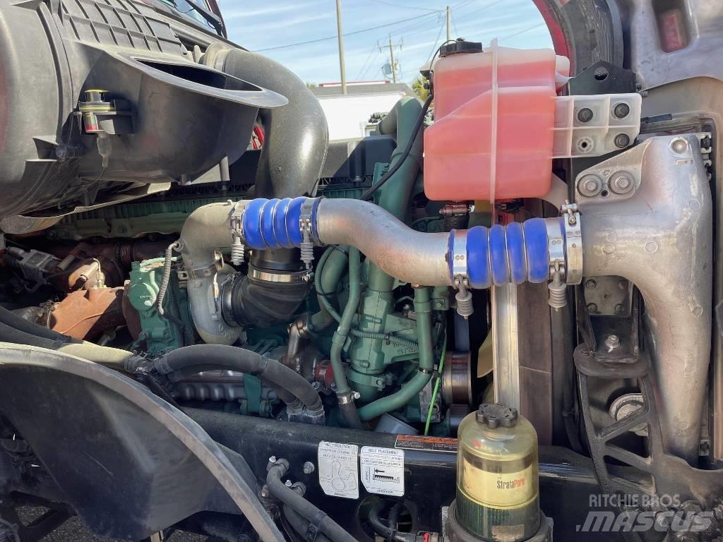 Volvo VNL64T300 牵引车