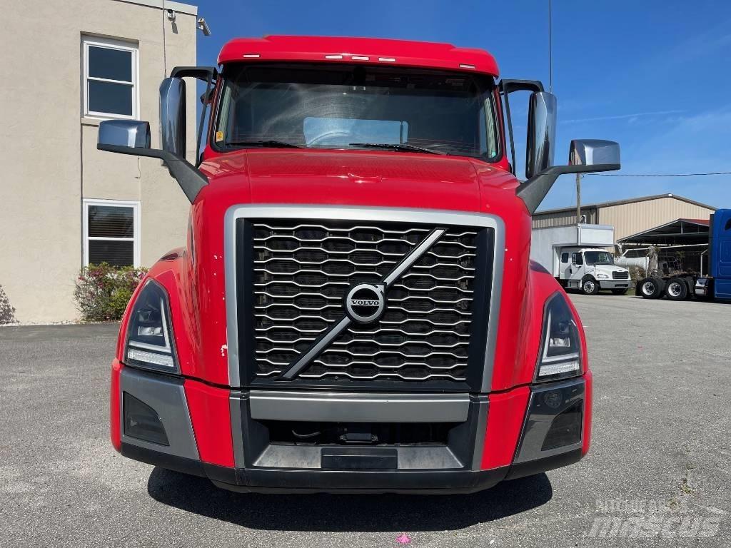Volvo VNL64T300 牵引车