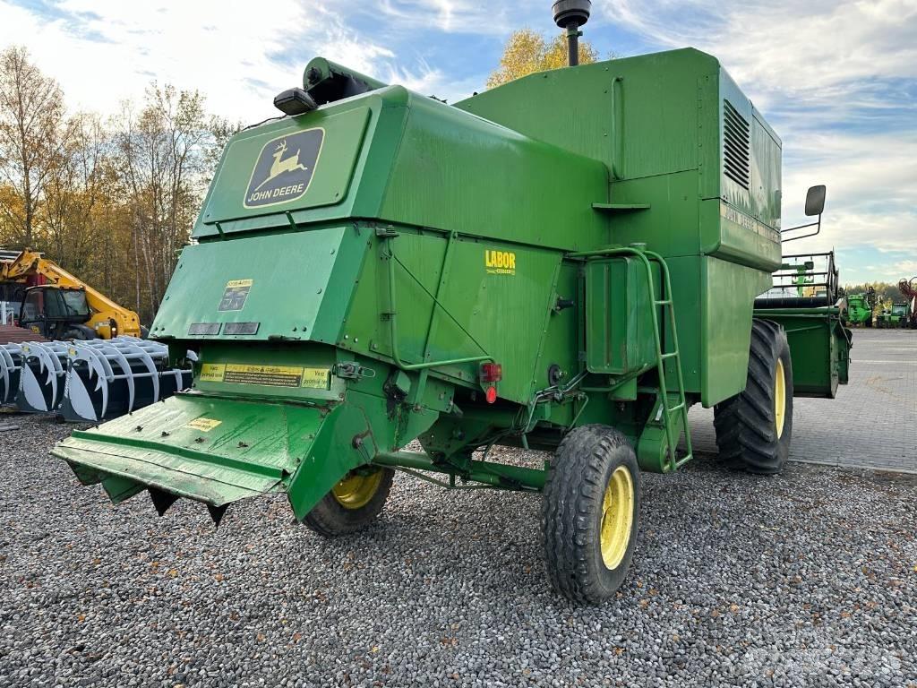 John Deere 1042 联合收割机