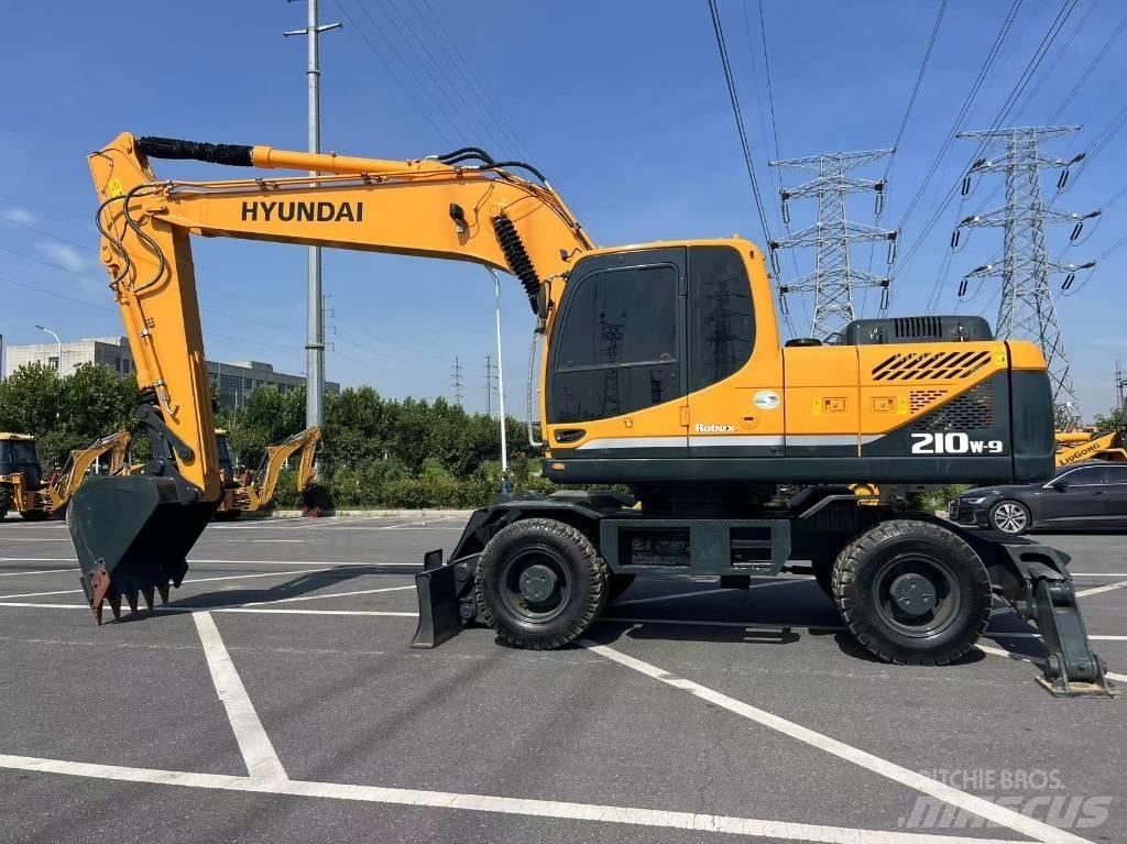 Hyundai R210W-9 轮式挖掘机