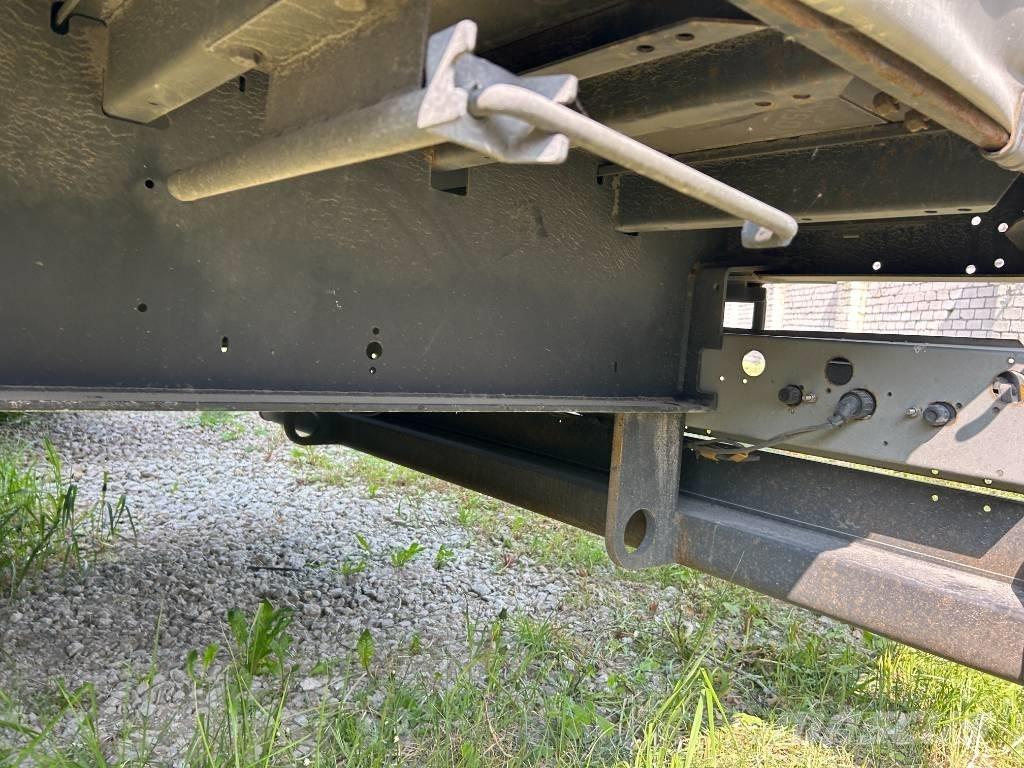Kögel SN 24 侧帘半挂车