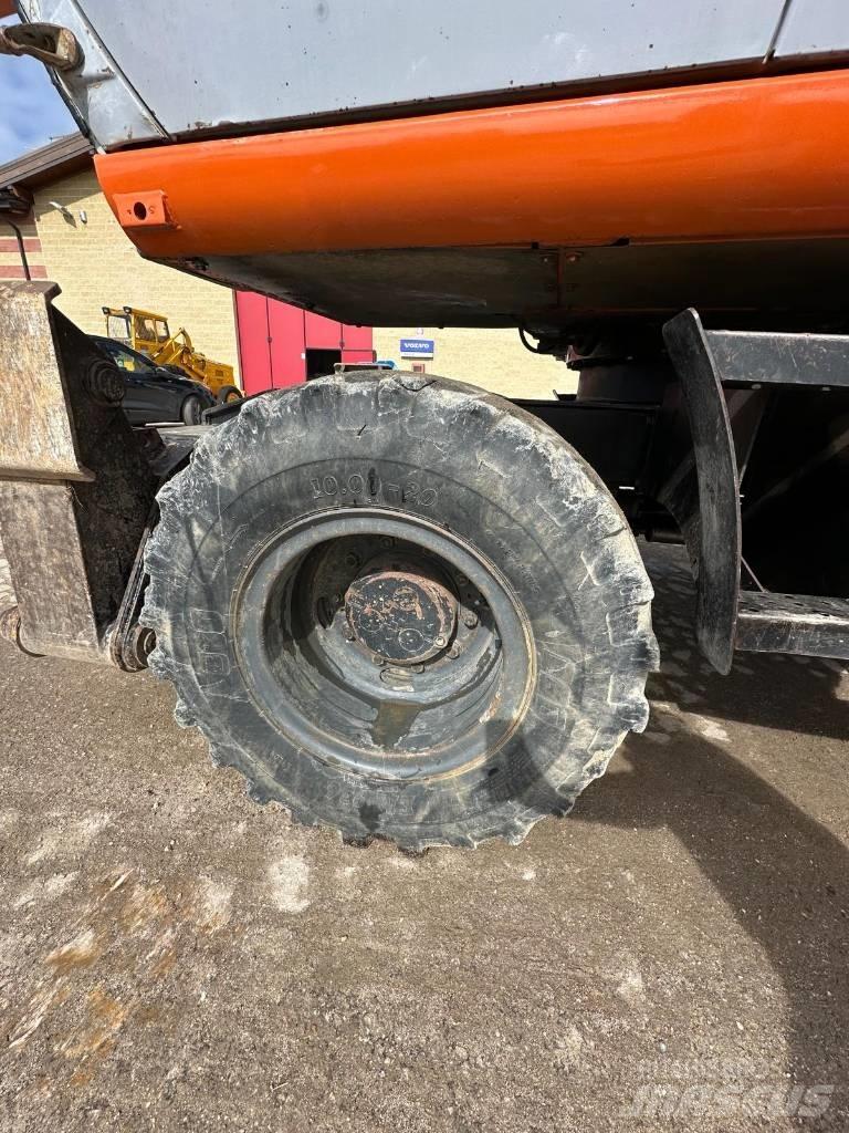 Hitachi EX 165 轮式挖掘机