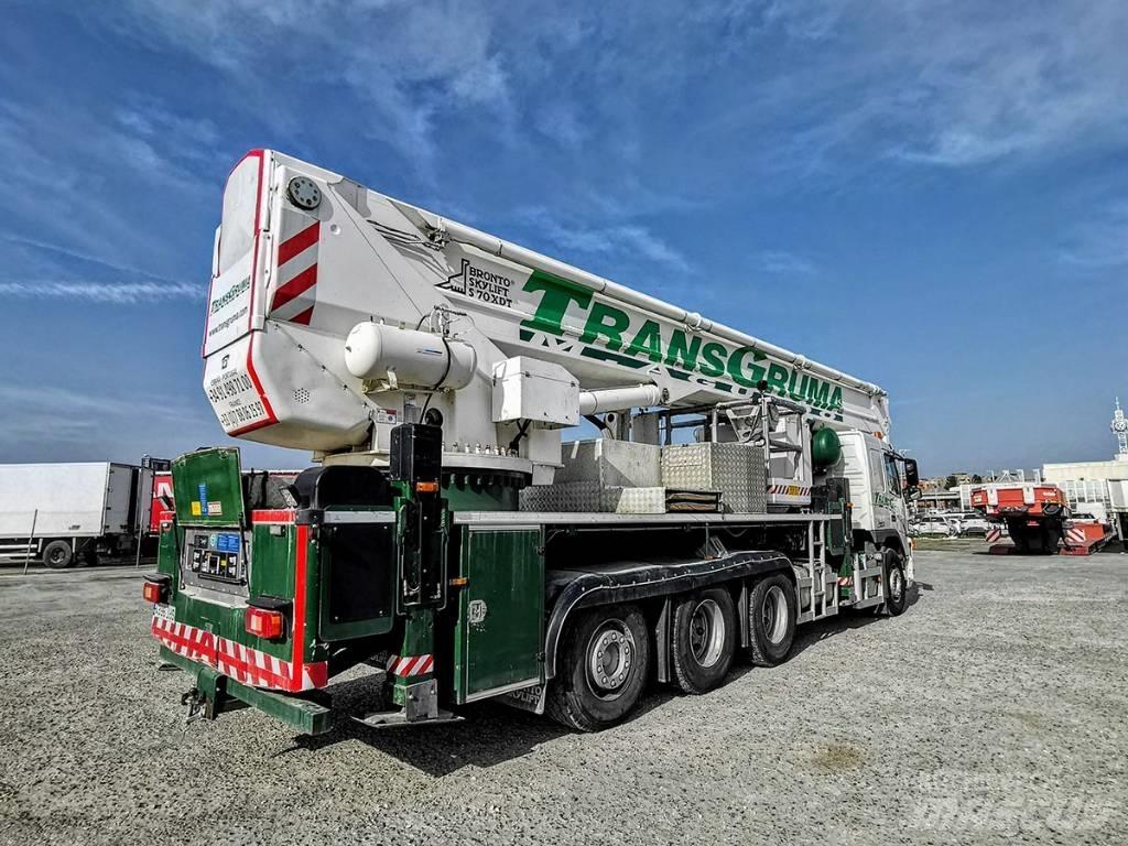 Bronto S70 XDT 自走式伸缩臂升降机