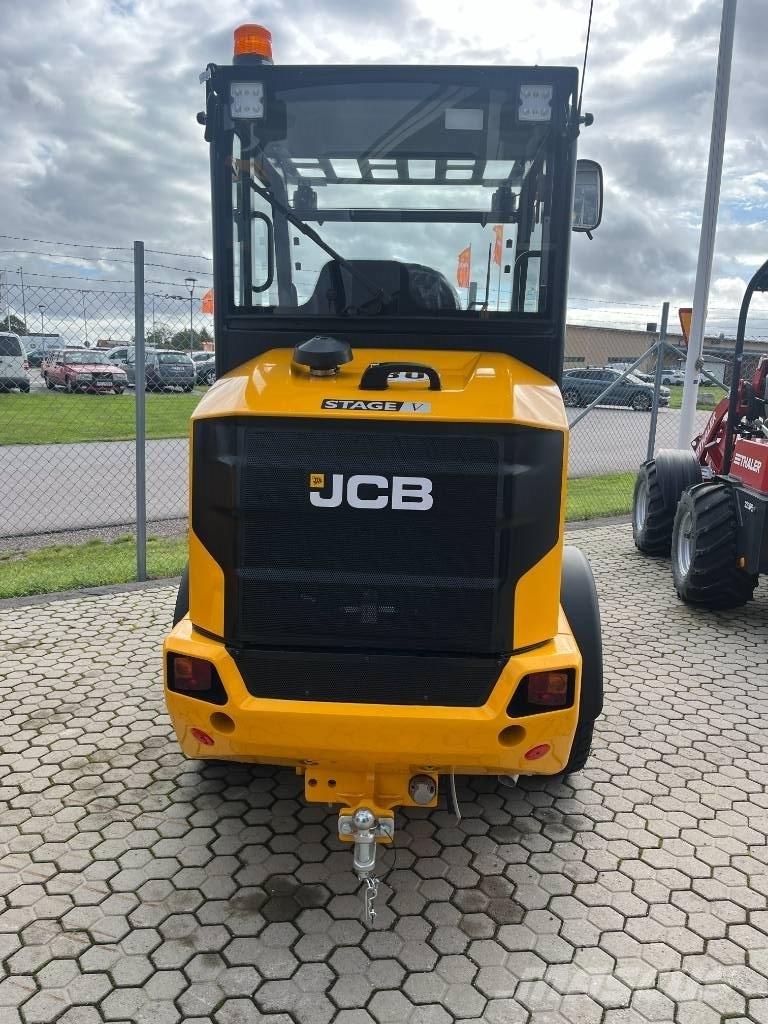 JCB 403 Agri Plus 滑移装载机