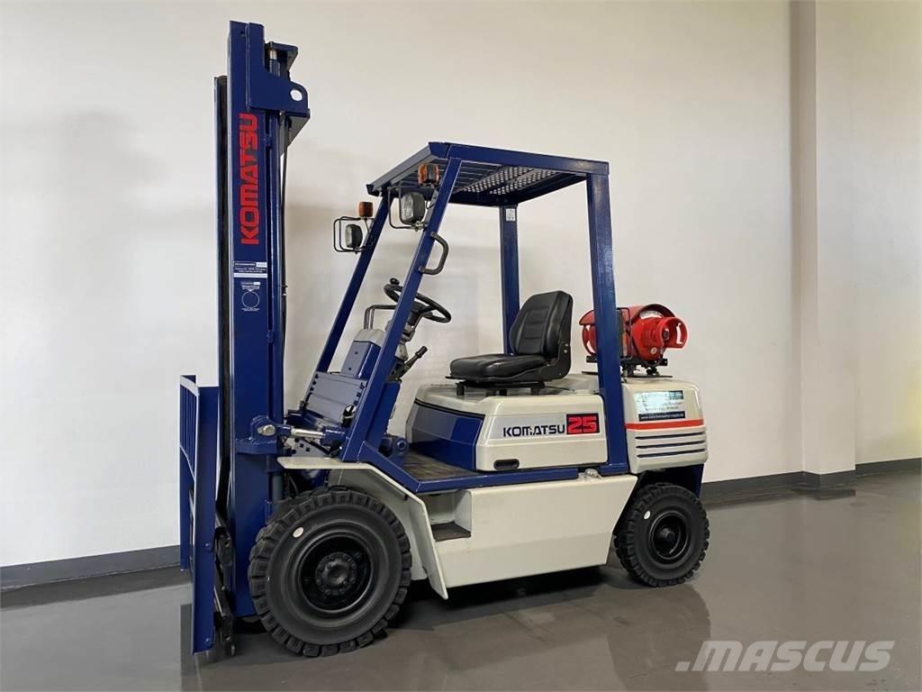 Komatsu FG25T-11E 天然气叉车