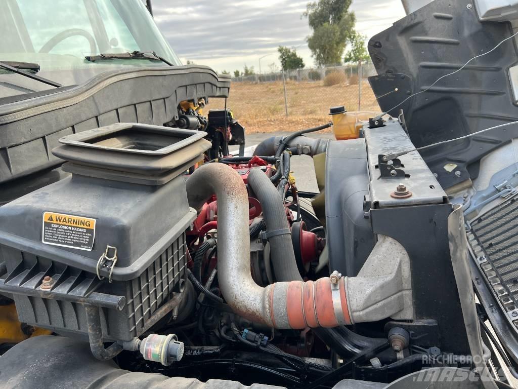 International 4300 平板栏板货车