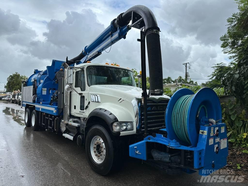 Mack GU713 组合/真空油槽车