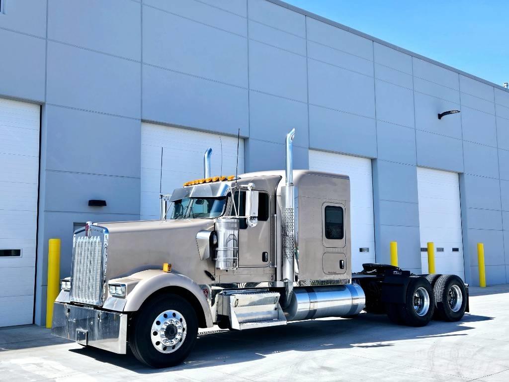 Kenworth W 900 牵引车