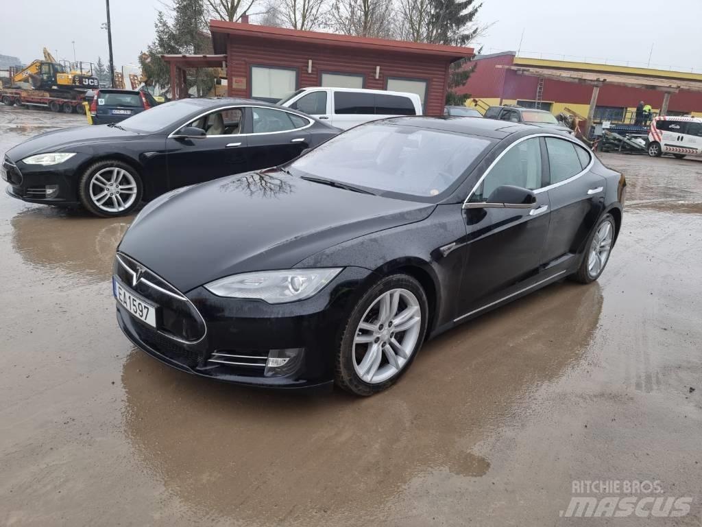 Tesla Model S P85D 汽车