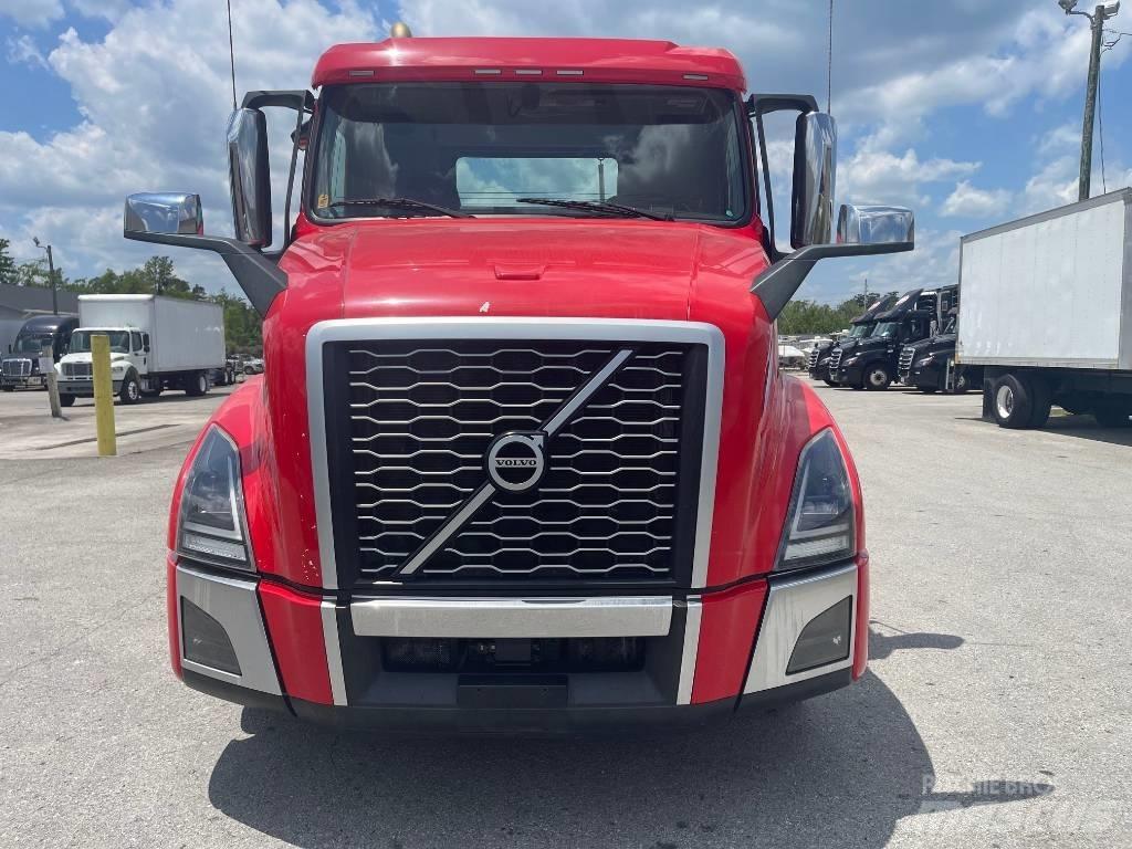Volvo VNL64T300 牵引车