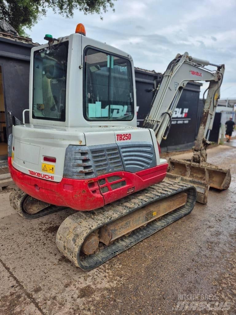 Takeuchi TB 250 小型挖掘机
